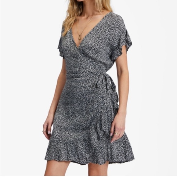 Billabong Black and White Flutter Sleeve Mini Dress - Picture 2 of 8